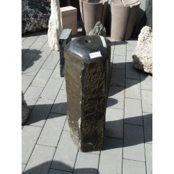 Basalt Quellstein Säule mit poliertem Kopf 163